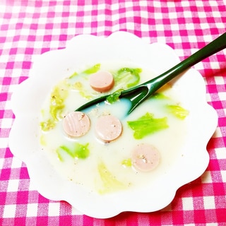 レタスとソーセージの豆乳スープ